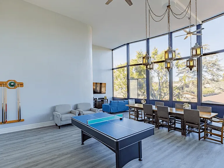 Ivanhoe Village Apartments — Photo 18