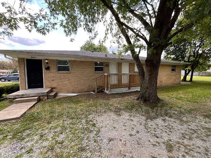 2 bed, 1.0 bath, 841 sqft, $1,150 — Photo 2
