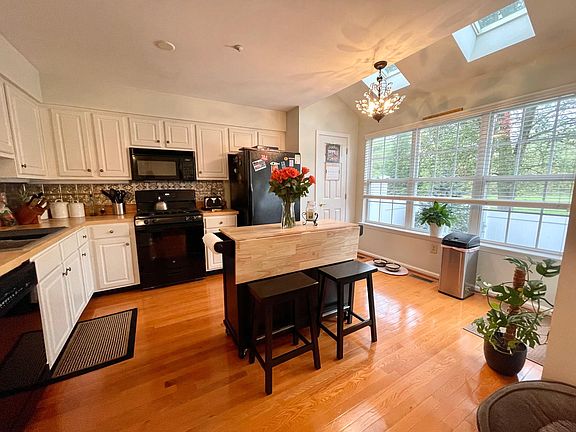 4th image of 409 Greenwich Ct