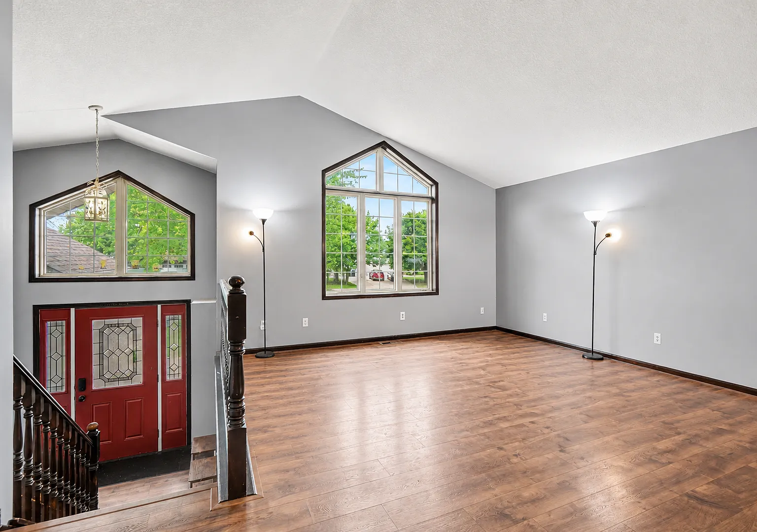 Beautifully Updated 5 Bed Home W/ Finished Basement, 2 Car Garage, & Outdoor Living — Photo 4