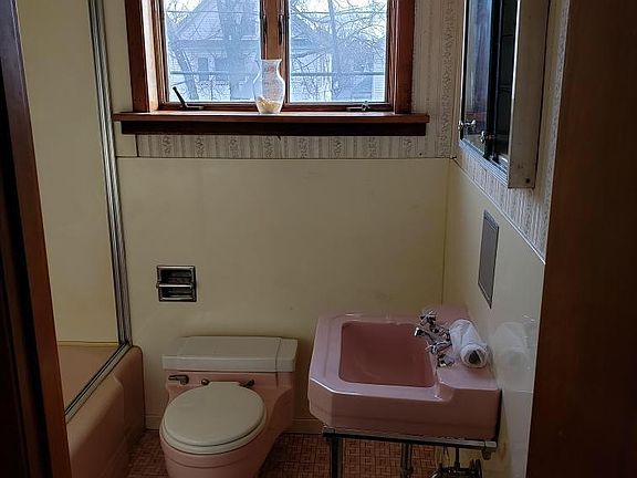5th image of 50 Wyandotte Ave