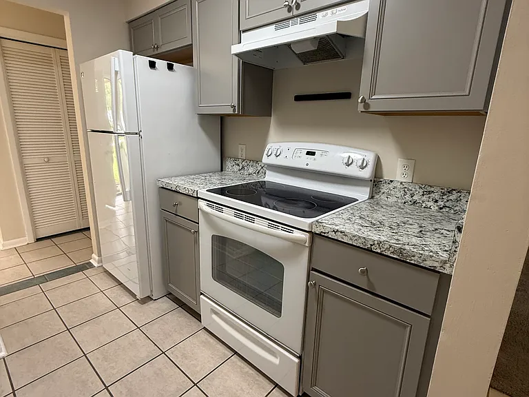 805 Meadowbrook Dr #B — Photo 3