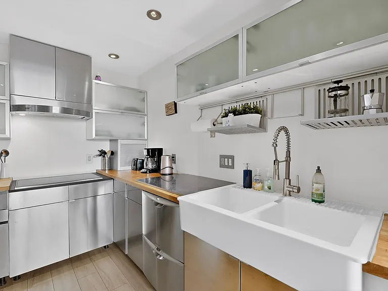 1106 W 6th St #212 — Photo 14