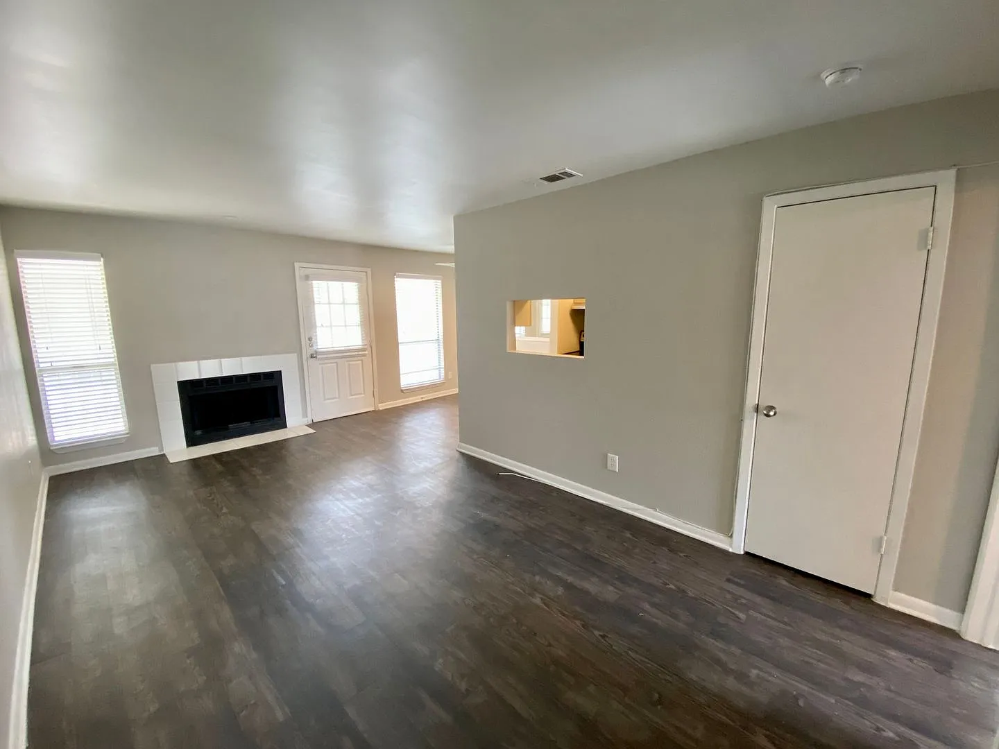 Charming 2nd floor condo located in gated community with a pool! — Photo 2