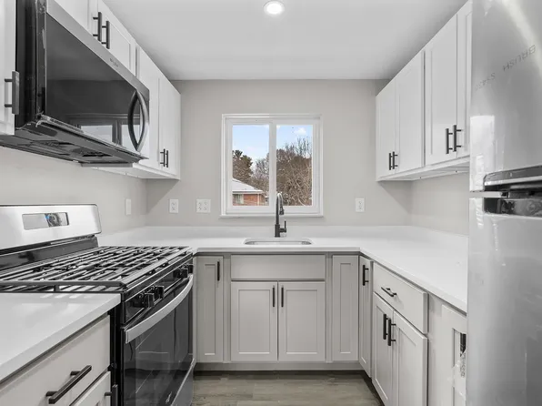 17 Bennett Dr #3, Stoughton, MA 02072