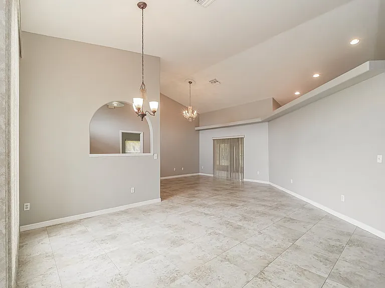 433 SW 6th St — Photo 4