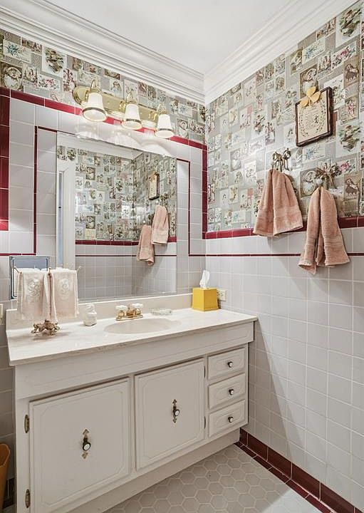 26th image of 103 E Dogwood St