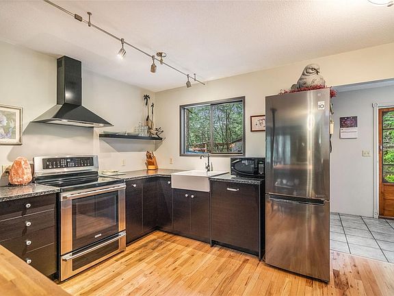 3rd image of 885 Horseshoe Rd