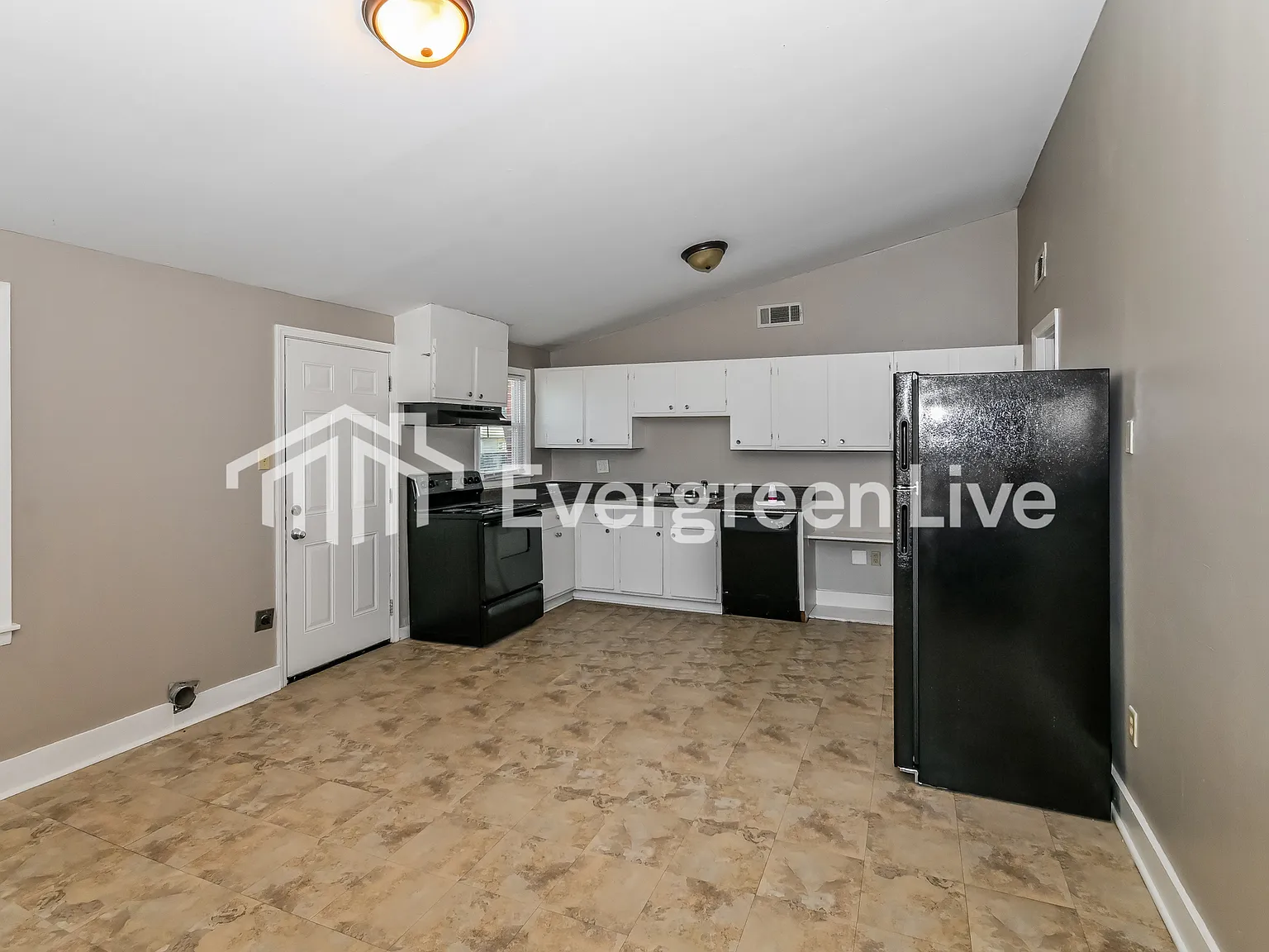 3 bed, 2.0 bath, 1334 sqft, $1,245 — Photo 2