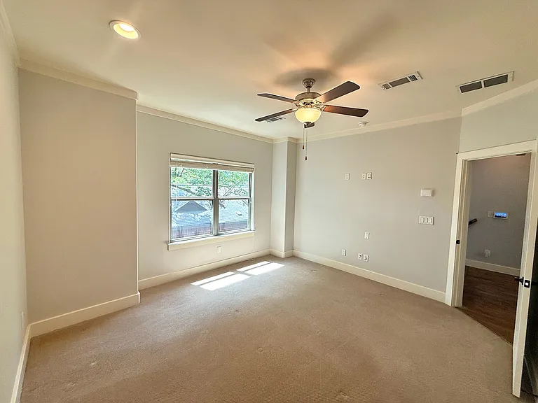 5875 Ross Ave #4 — Photo 8