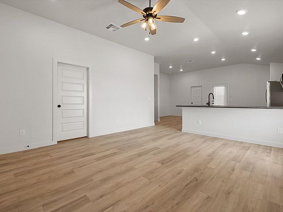 4th image of 2426 Aberdeen Ave