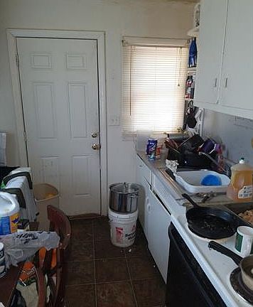 3rd image of 700 W Davidson Ave