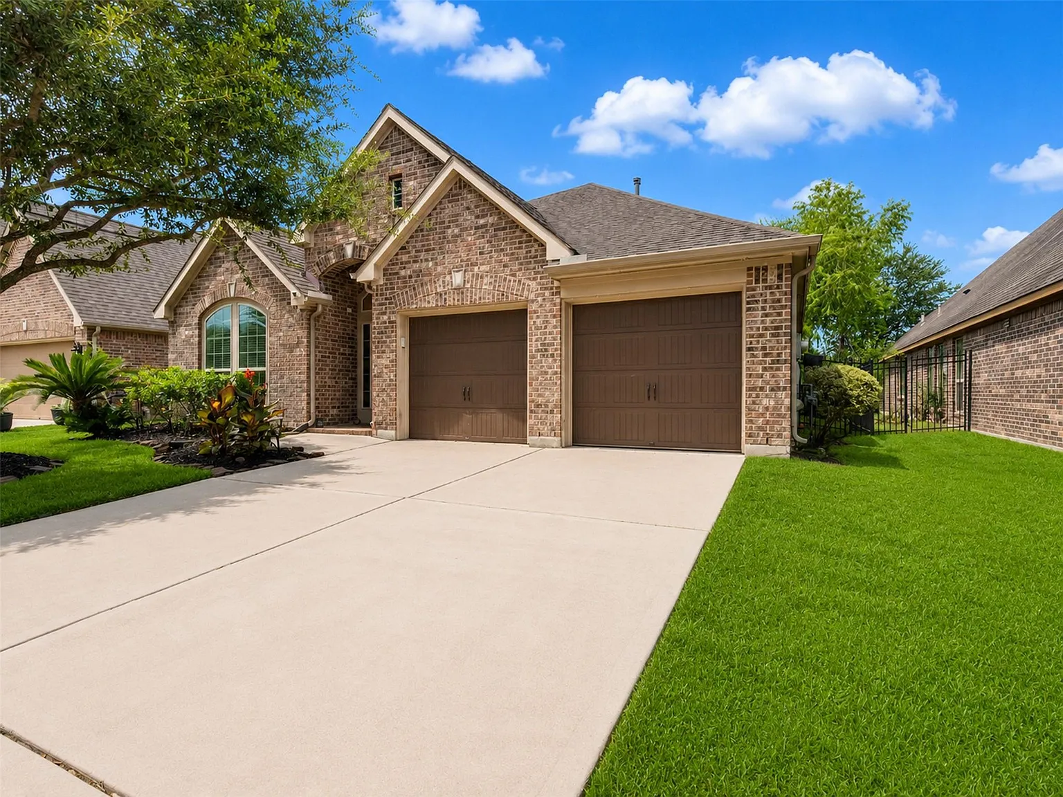 4 bed, 2.0 bath, 2339 sqft, $2,500 — Photo 1