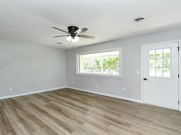 4th image of 8945 Glendale Cir
