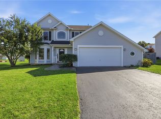 7 Bracknell Cir, West Henrietta, NY 14586