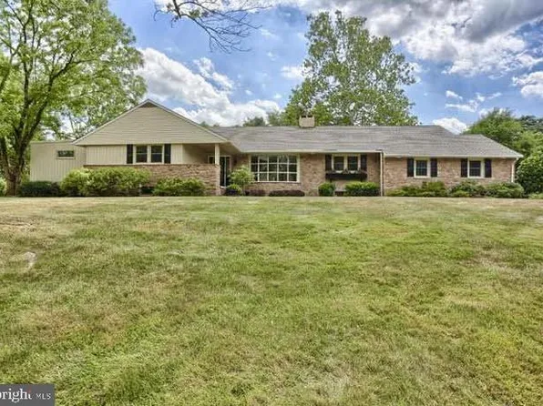 1040 Timber Ln, Pottstown, PA 19464