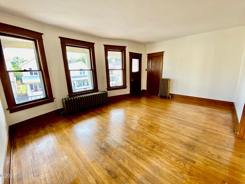 4th image of 8 Mapleridge Avenue