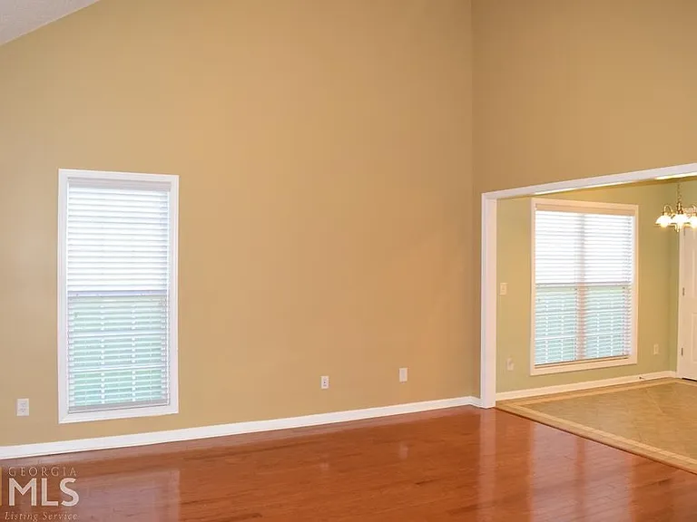 35 Bedford Park Dr — Photo 6
