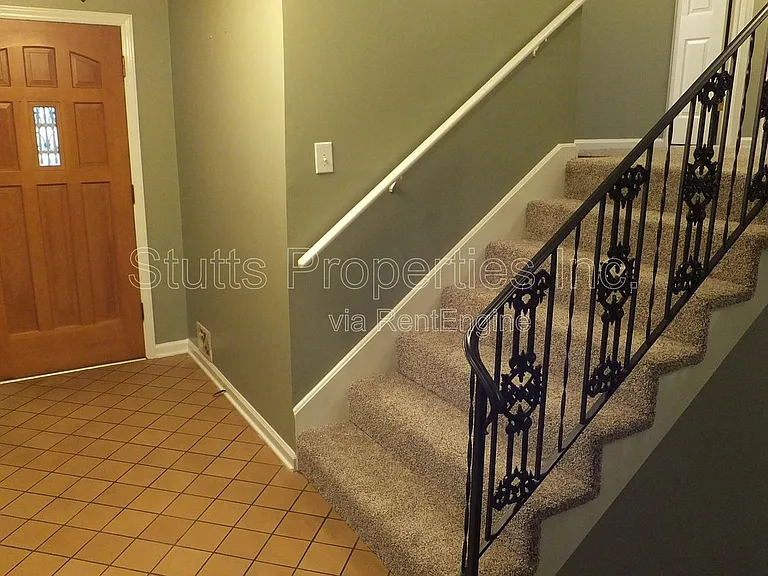 1918 Hermitage Dr — Photo 2