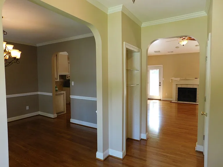 300 Taliaferro Ln — Photo 7