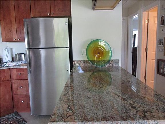 4th image of 1609 SW 51st St #201