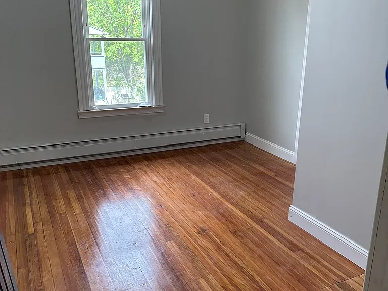 342-344 Sigourney St — Photo 2