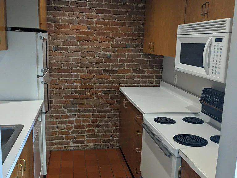 226 Exchange St S #B — Photo 5