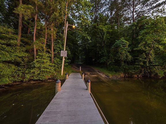 4th image of 490 Dogwood Dr