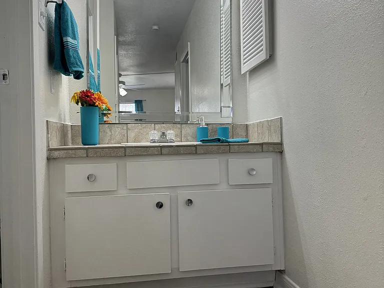 Wilshire Park Apartments — Photo 44