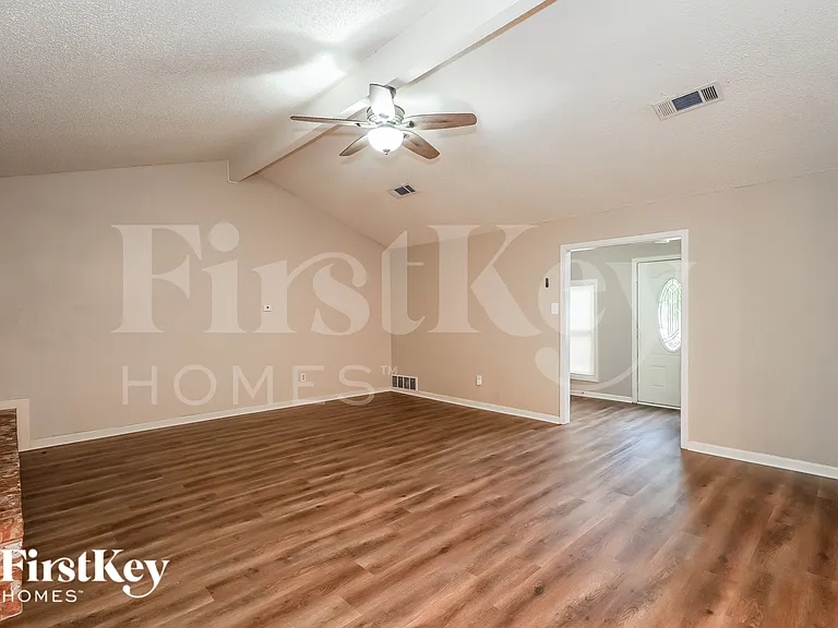 2100 Cedar Ct — Photo 5