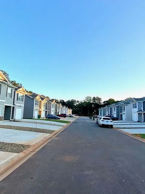 3 bed, 2.5 bath, 1400 sqft, $1,650 — Photo 4