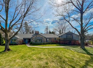 711 Kennebec Ct, Bloomfield Hills, MI 48304