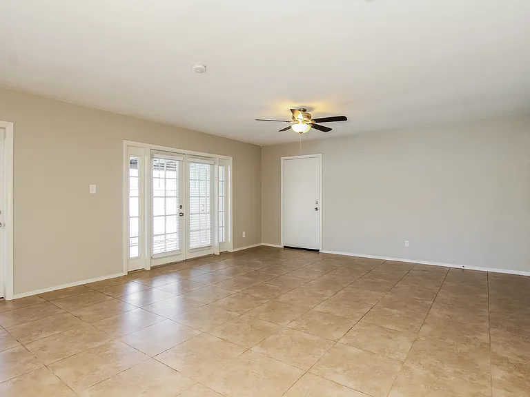 8206 E Devonshire Ave — Photo 7