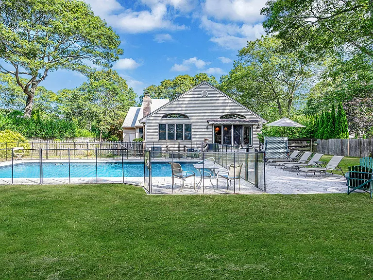 6 Bay Dr — Photo 1