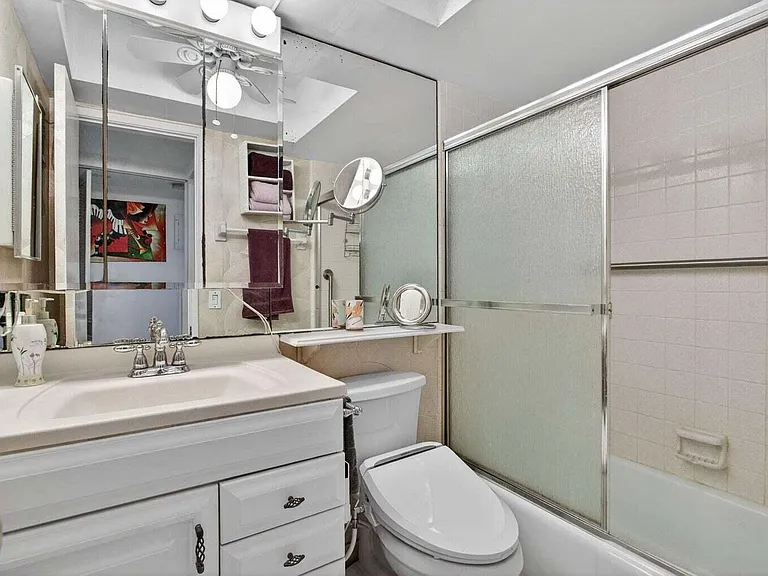 100 SE 6th Ave #303 — Photo 20