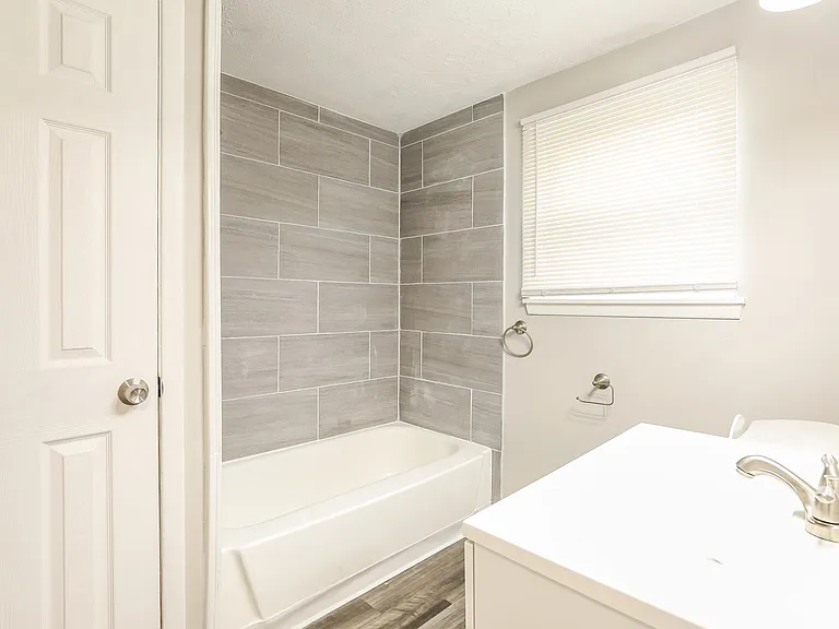 785624_025_main_bathroom_12887077.jpg