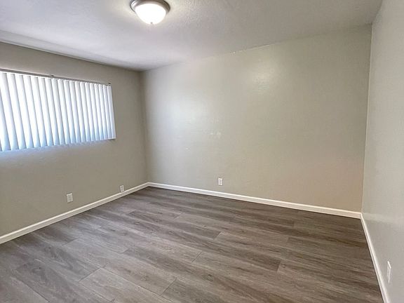 5th image of 923 Tamarack Ln #424