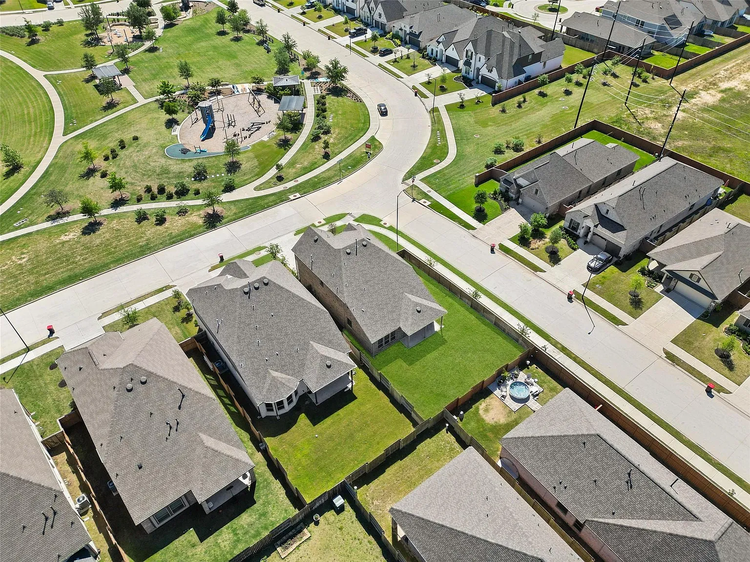 4 bed, 2.5 bath, 2589 sqft, $3,000 — Photo 2