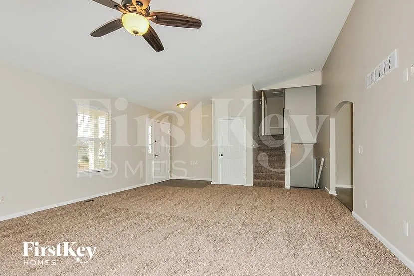 3 bed, 2.0 bath, 1400 sqft, $2,000 — Photo 4