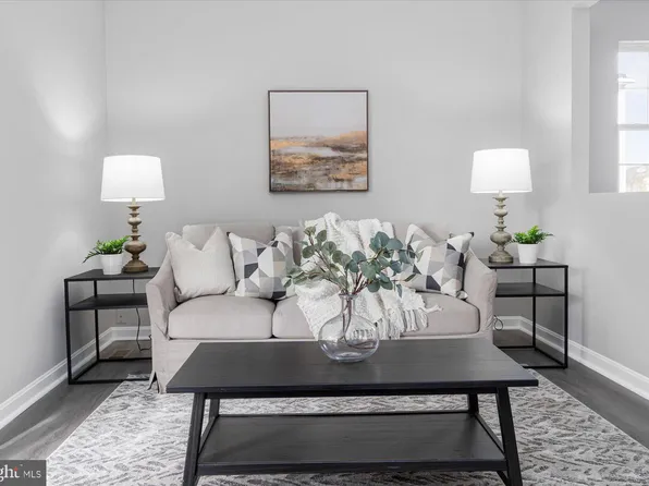 910 Sharma St, Capitol Heights, MD 20743