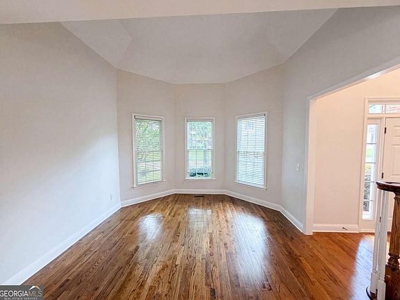 4th image of 685 Jefferson Pl