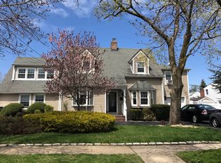 15 E Garfield St, Merrick, NY 11566