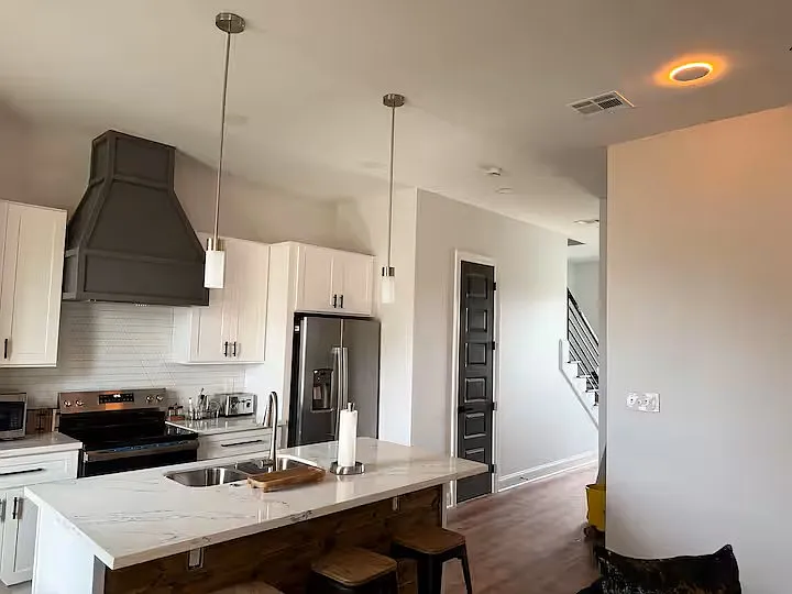 3 bed, 2.5 bath, $2,400 — Photo 3