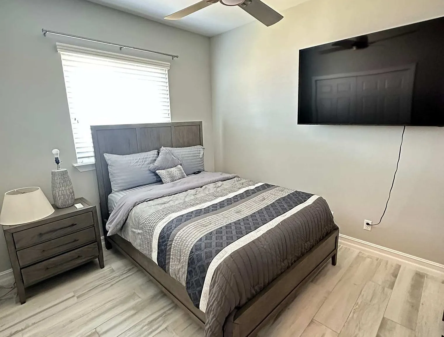 3 bed, 2.0 bath, 1894 sqft, $4,230 — Photo 3