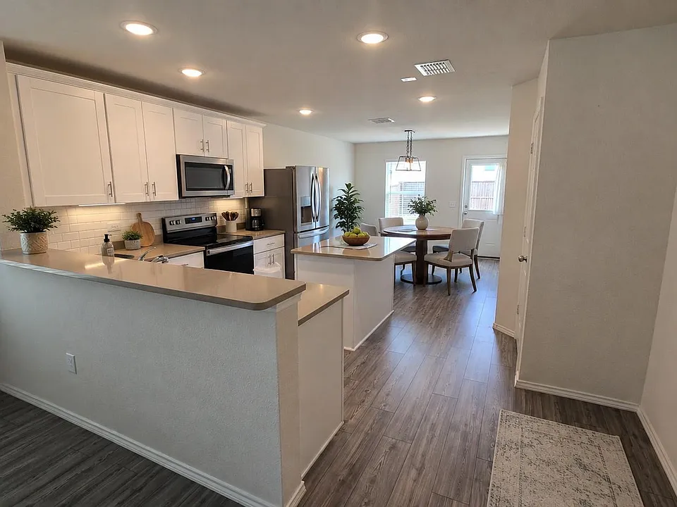 1121 Waggoner Dr
