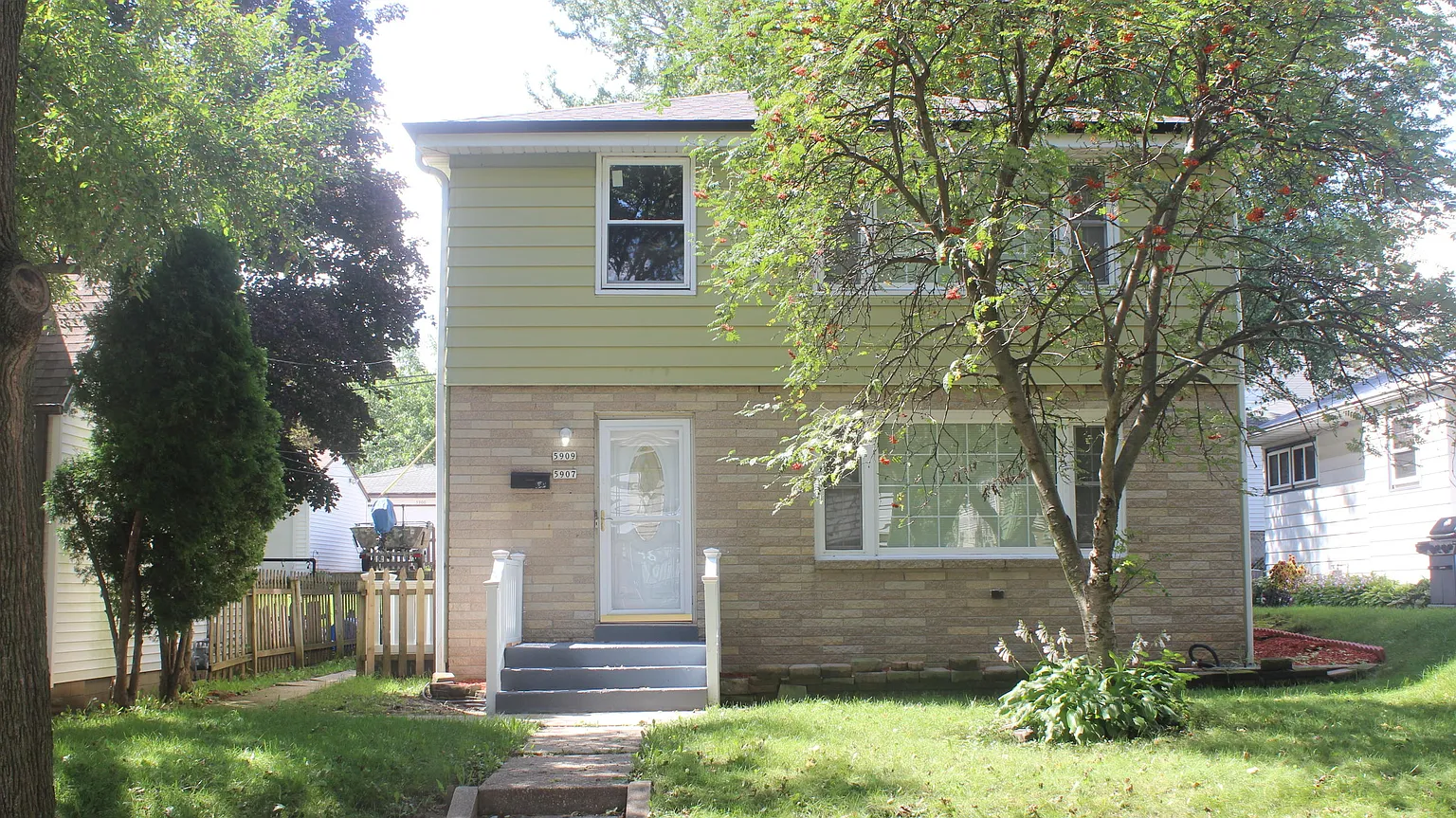 5907 N 70th St photo 1