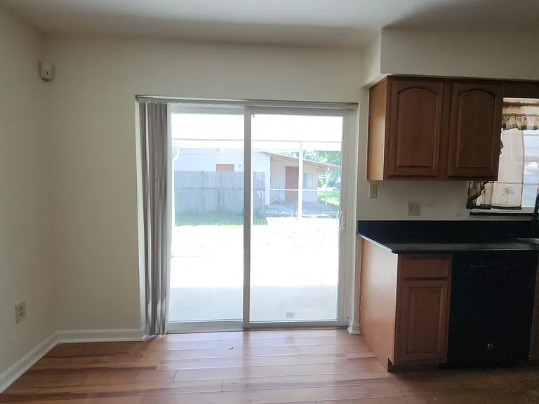 897 Alexander Ave — Photo 3