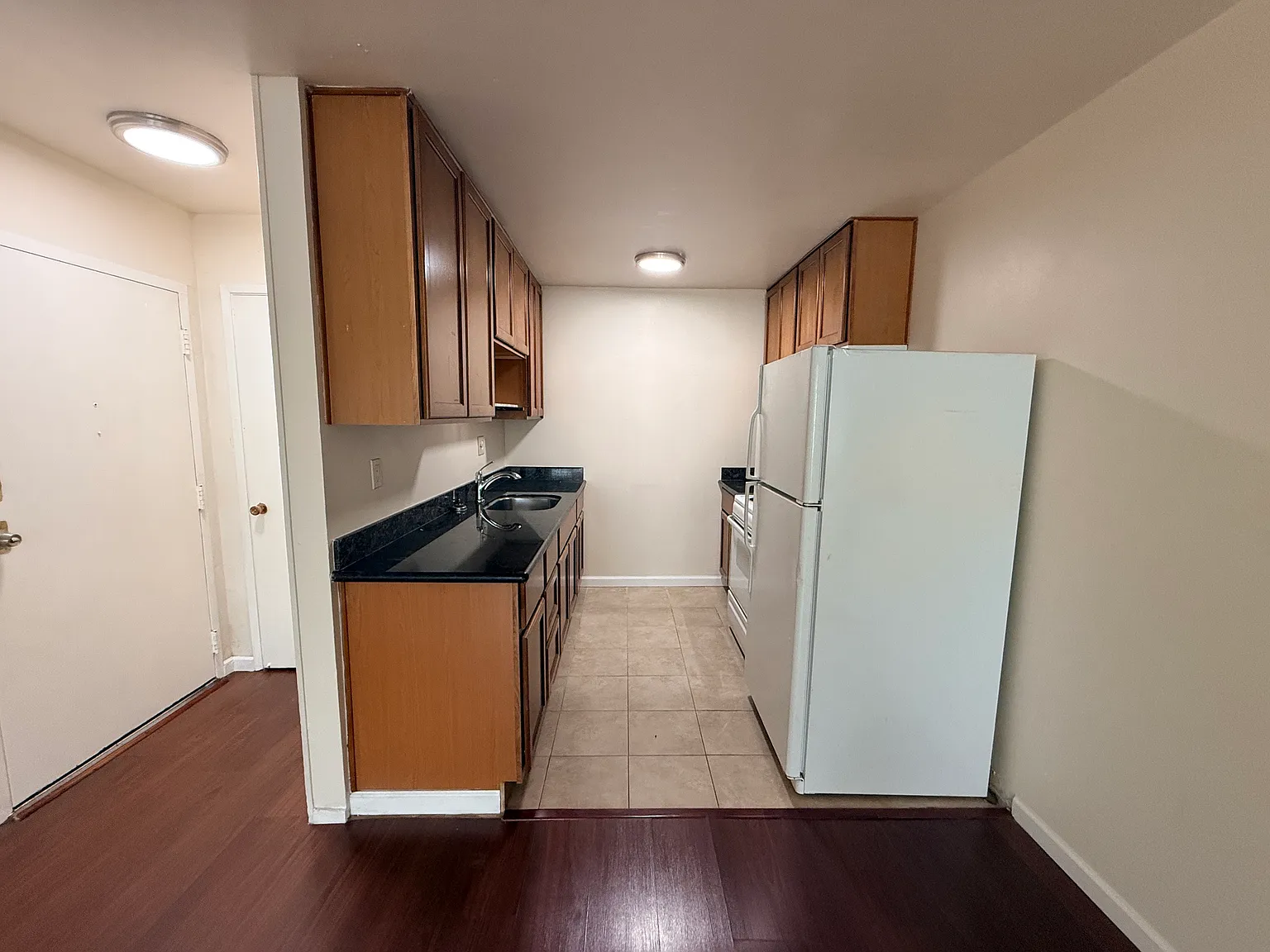 2 bed, 900 sqft, $2,100 — Photo 2
