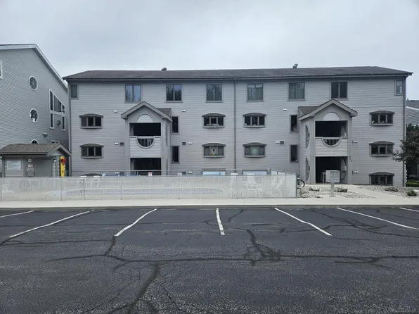 317 5th Ave APT 4, Manistee, MI 49660