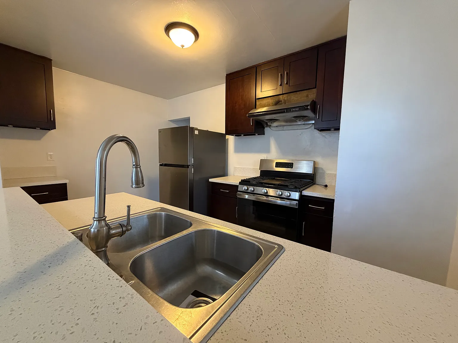 2 bed, 948 sqft, $2,200 — Photo 2